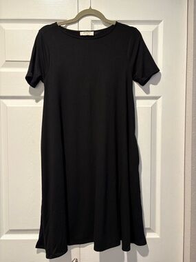 Zenana Outfitters Black Short-Sleeve Swing Dress with pockets